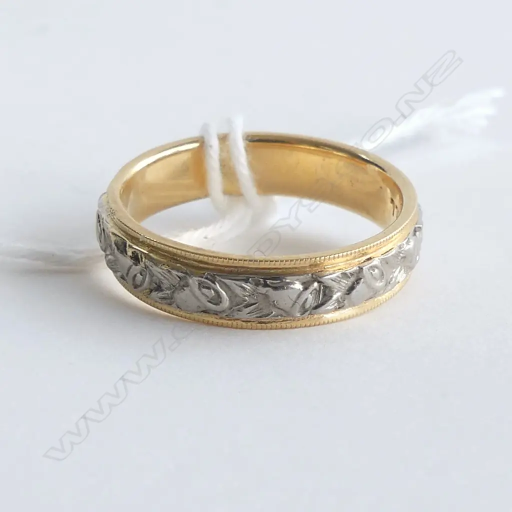 18CT & ENGRAVED PALLADIUM BAND RING NEW OLD STOCK 4.26gms Image 1++