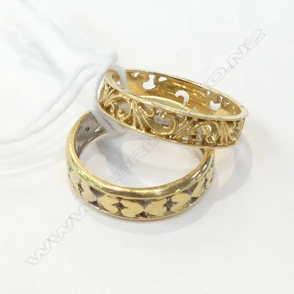 2 X 18CT GOLD ENGRAVED BAND RINGS NEW OLD STOCK 6.74gms Image 1++