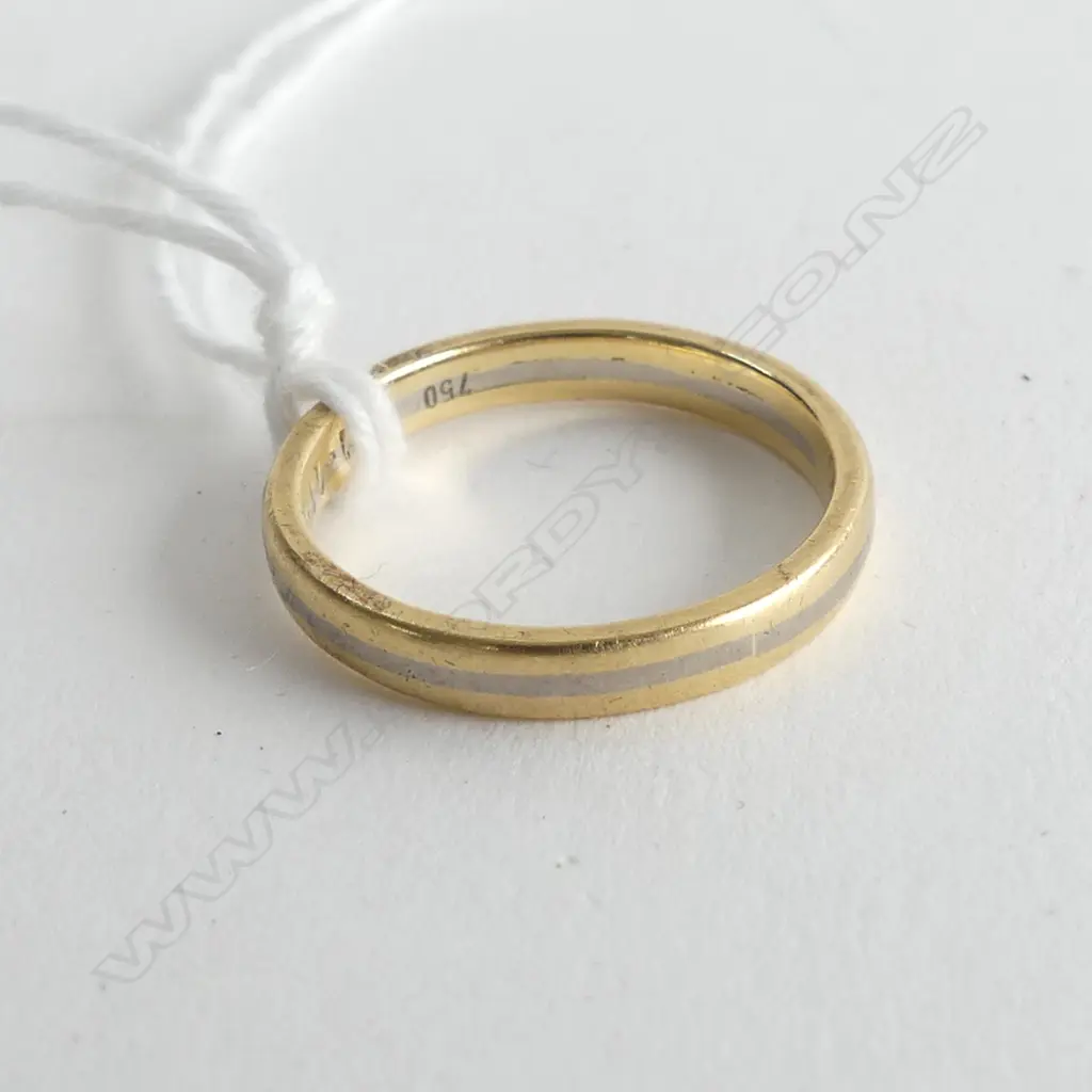 18CT YELLOW & WHITE GOLD BAND RING 2.96gms Image 1++