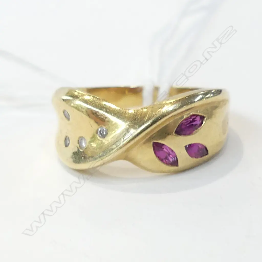 18CT GOLD RUBY & DIAMOND RING CROSS-OVER 4.7gms Image 1++