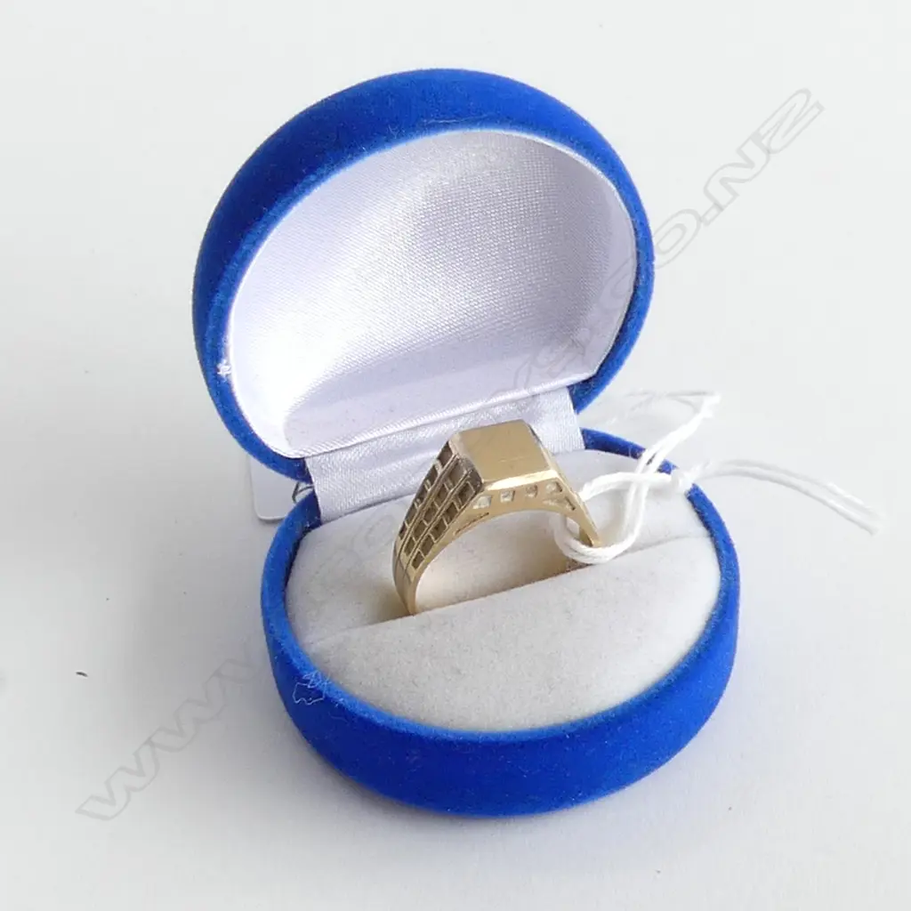 14k YELLOW GOLD SIGNET RING 8gms Image 1++