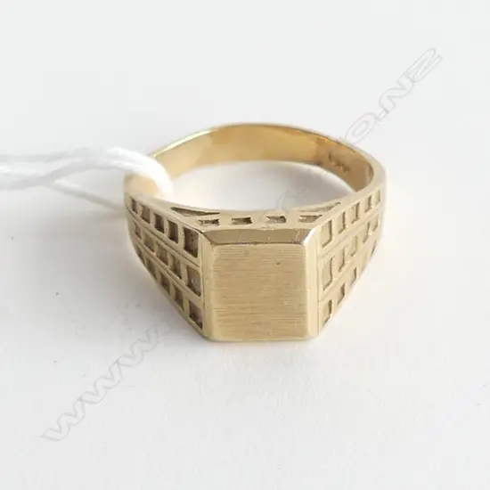 14k YELLOW GOLD SIGNET RING 8gms
