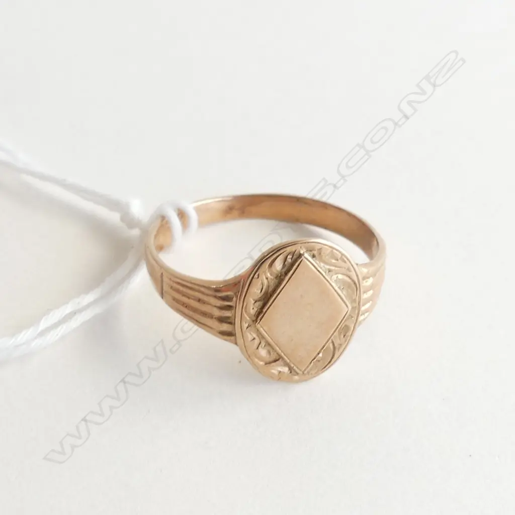 9CT GOLD DIAMOND SHAPE ON OVAL PANEL SIGNET RING 3.33gms Image 1++