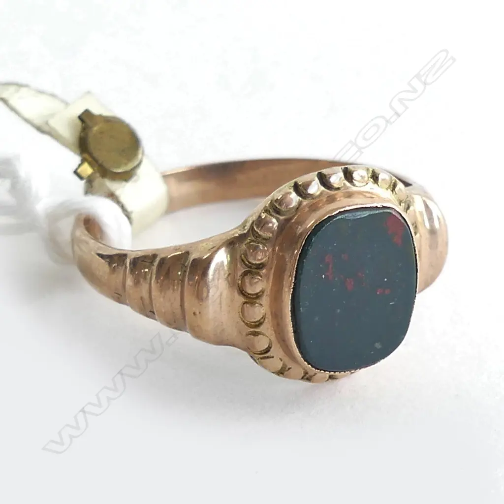 9CT GOLD RING WITH BLOODSTONE PANEL 4.36gms Image 1++