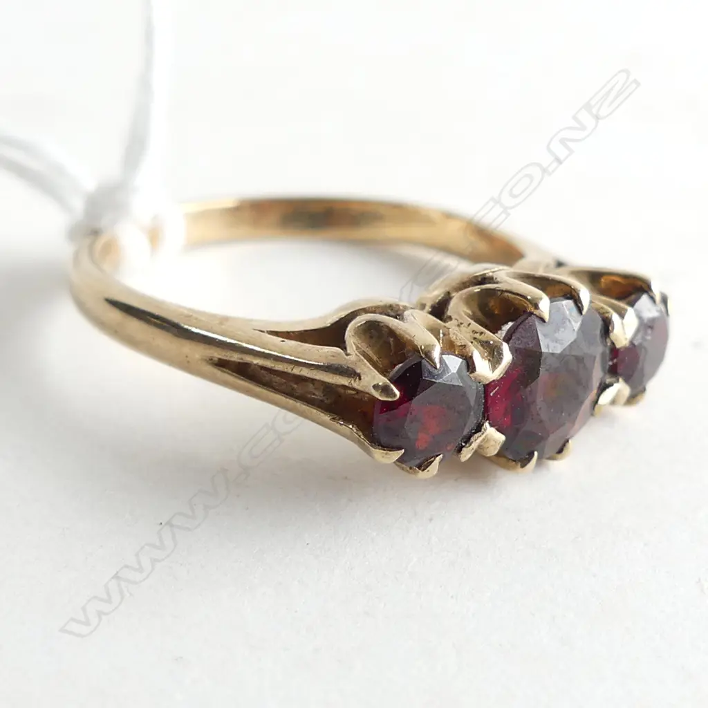 9 CT GARNET RING 3.2 GRAMS Image 1++