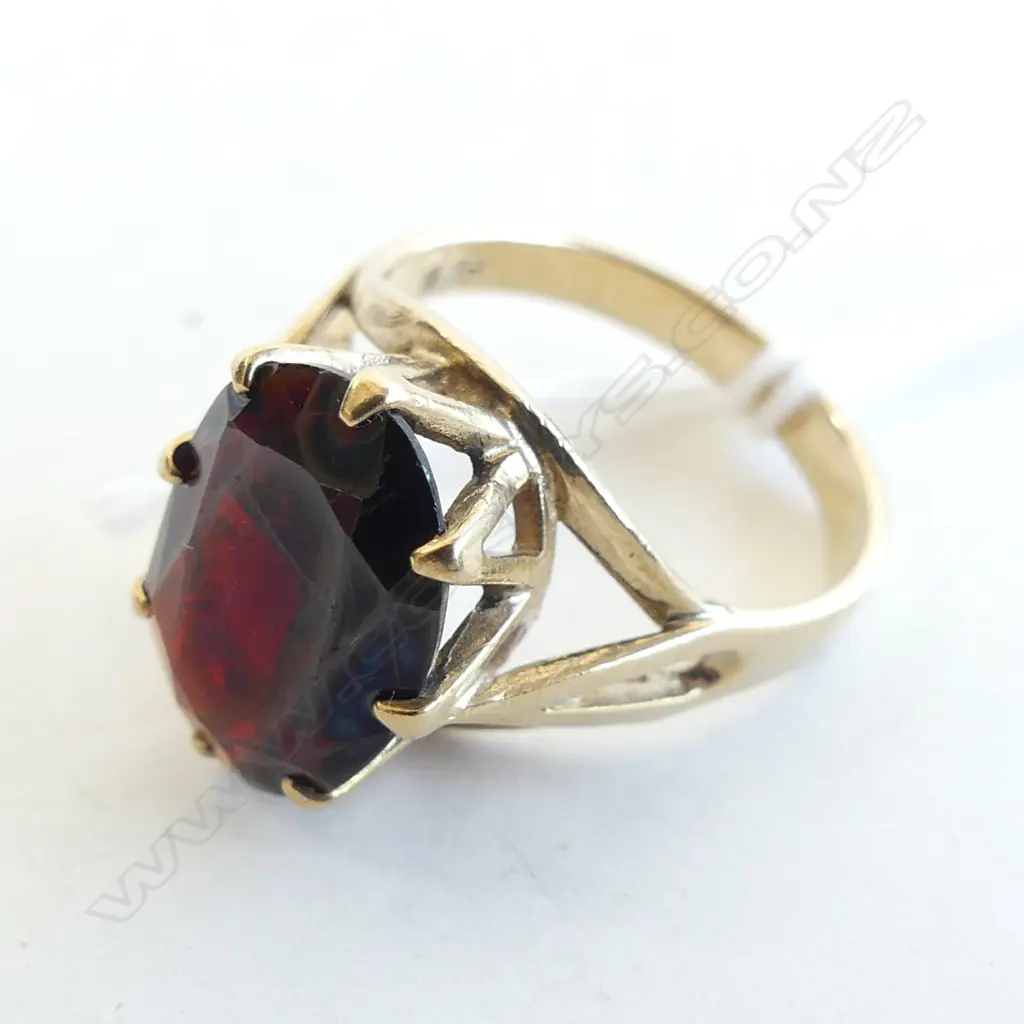 9CT GARNET RING 4.25 GMS  (SCRATCHED) Image 1++
