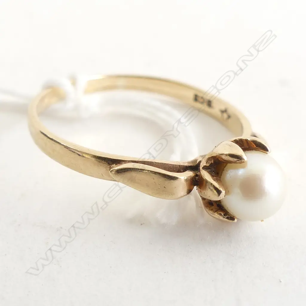 9CT GOLD & CULTURED PEARL RING 2.35gms. Image 1++