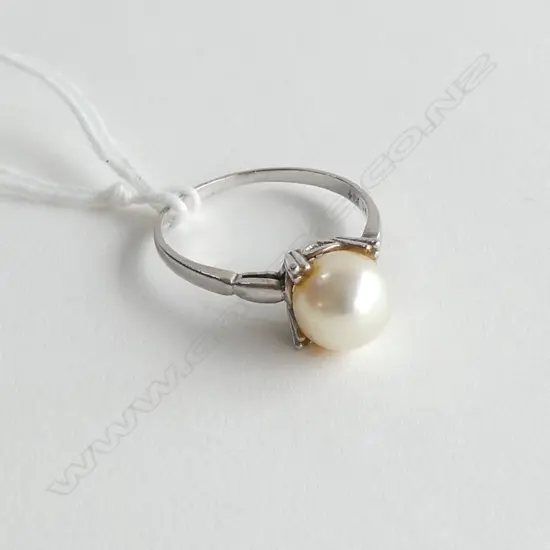 14K WHITE GOLD & CULTURED PEARL RING 3.2gms