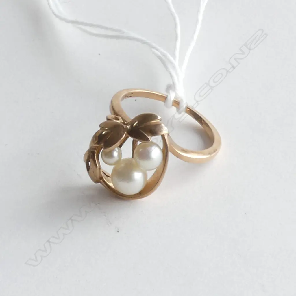 9CT GOLD RING W PEARLS 3,25gms Image 1++