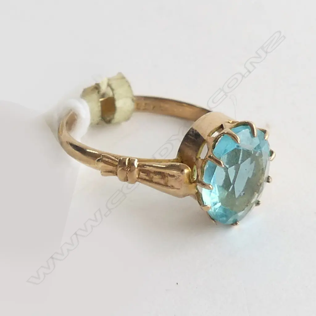 9CT GOLD RING W BLUE STONE 1.89gms Image 1++