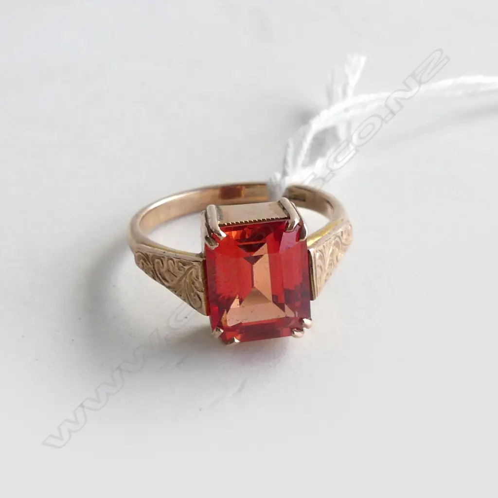9CT GOLD RING WITH ORANGE/RED RECTANGULAR STONE Image 1++