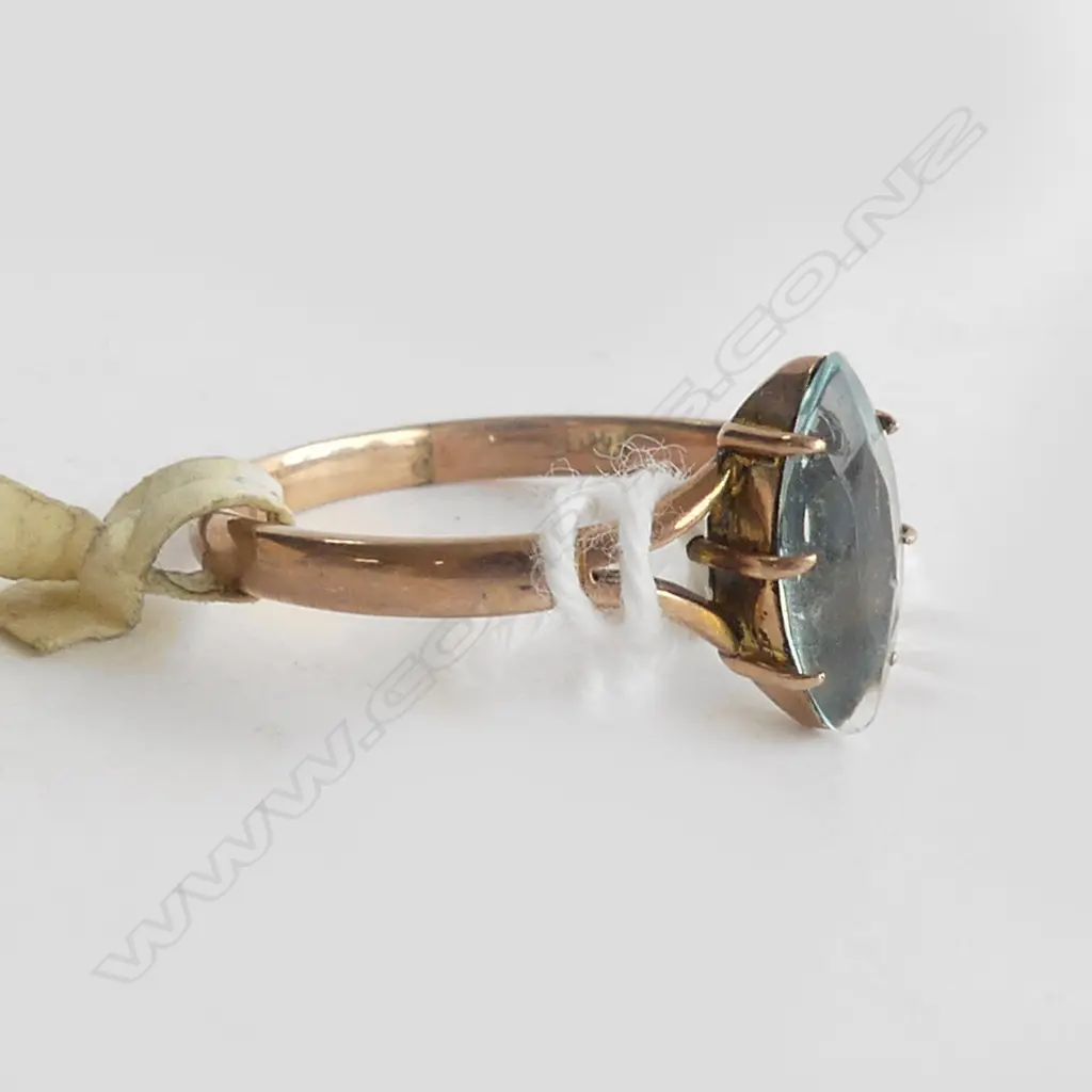 9CT GOLD RING W BLUE STONE 2.54gms Image 1++