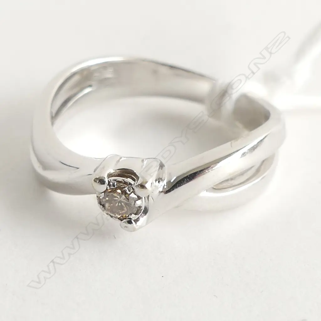 (58) 18CT WHITE GOLD DIAMOND SOLITAIRE RING 3.6gm Image 1++