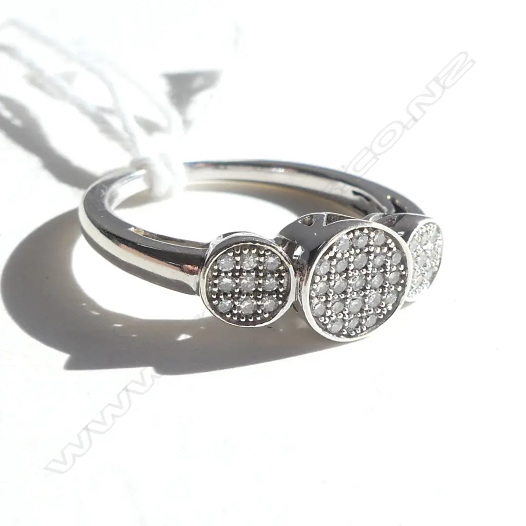 WHITE GOLD & PAVE DIAMOND RING 2.8GMS Image 1++