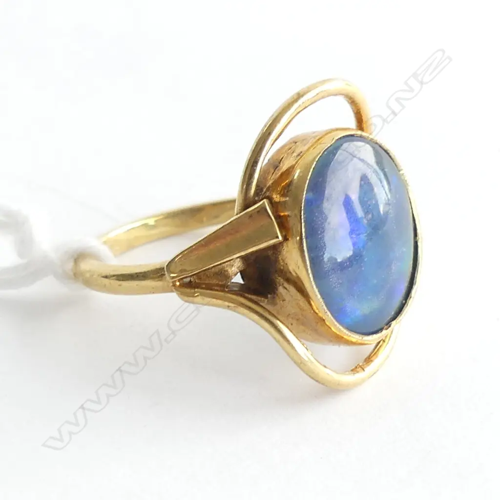 9CT GOLD RING OPAL DOUBLET PANEL SCROLLING FRAME 3.64gms Image 1++
