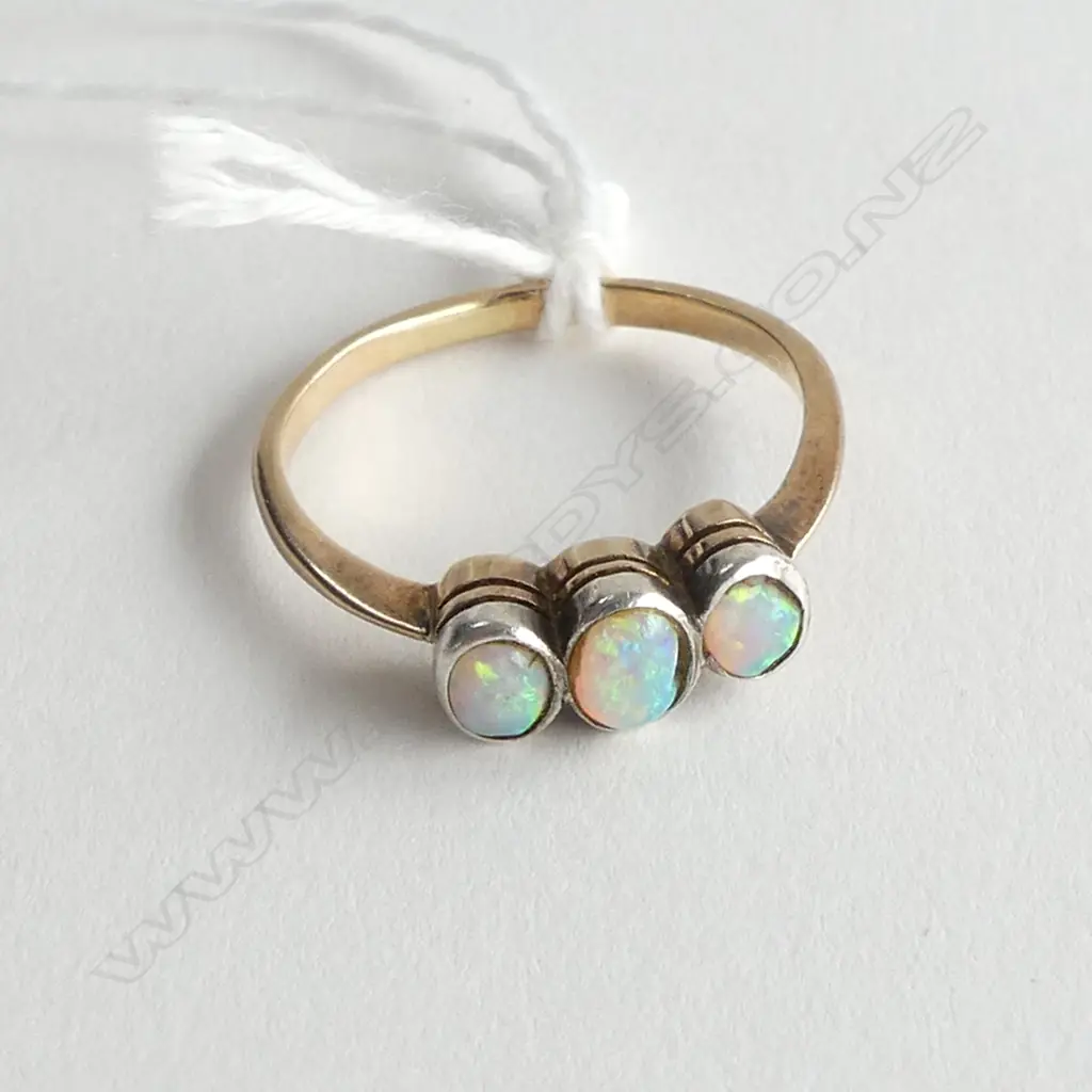 VINTAGE 9CT & 3 OPAL RING some chipping 2.3gms Image 1++