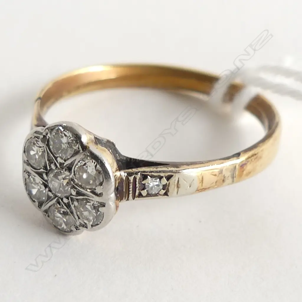 (57) 18CT GOLD ANTIQUE DIAMOND CLUSTER RING 2.4gm Image 1++