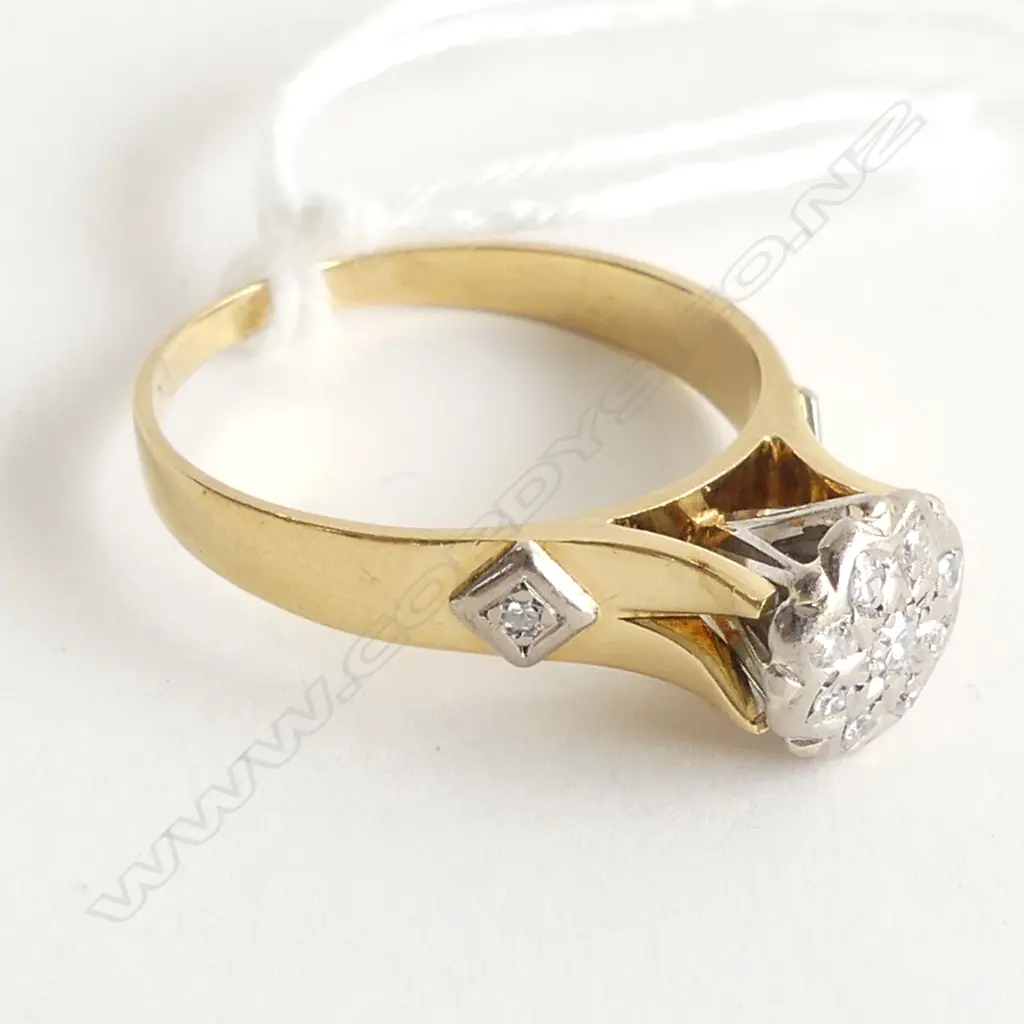 (64) 18CT WHITE GOLD & DIAMOND CLUSTER RING 3.8gm Image 1++