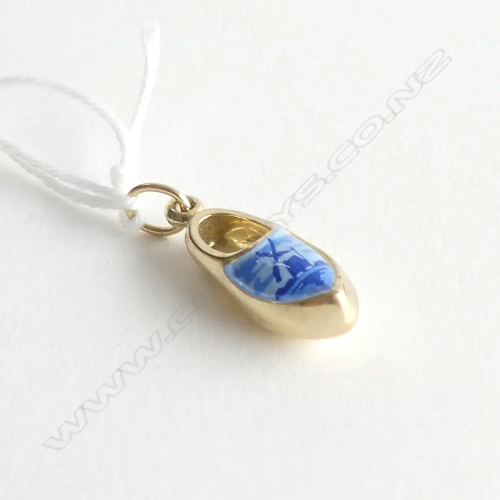 14K GOLD & ENAMEL CLOG PENDANT 0.7gms Image 1++