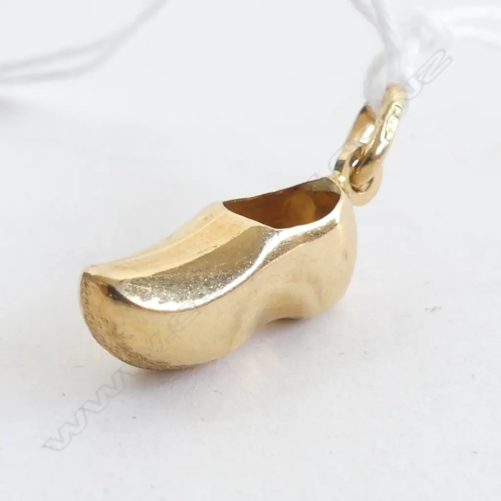 18 CT GOLD CLOG CHARM STAMPED 750 L 20 MM (1.3 gms) Image 1++