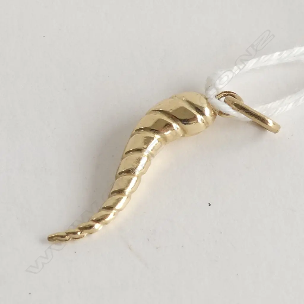 (79) 9CT CORNICELLO CHARM Image 1++