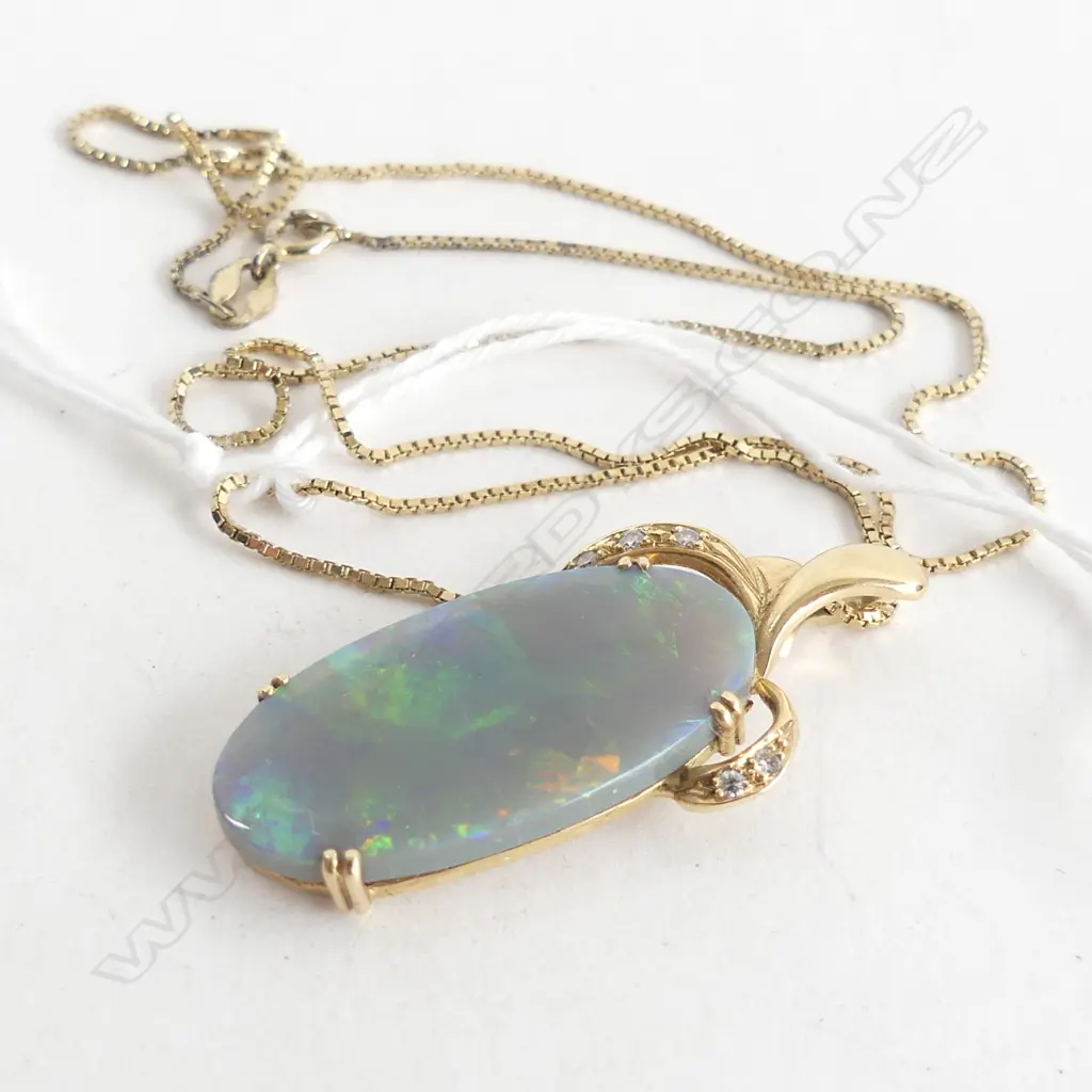 18CT OPAL PENDANT ON SILVER GILT CHAIN 4.7 GRAMS Image 1++