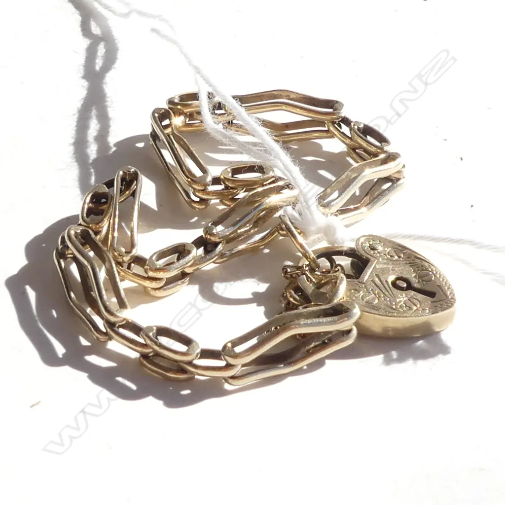 9CT GOLD HERITAGE CHAIN BRACELET WITH HEART PADLOCK 8.3GMS Image 1++