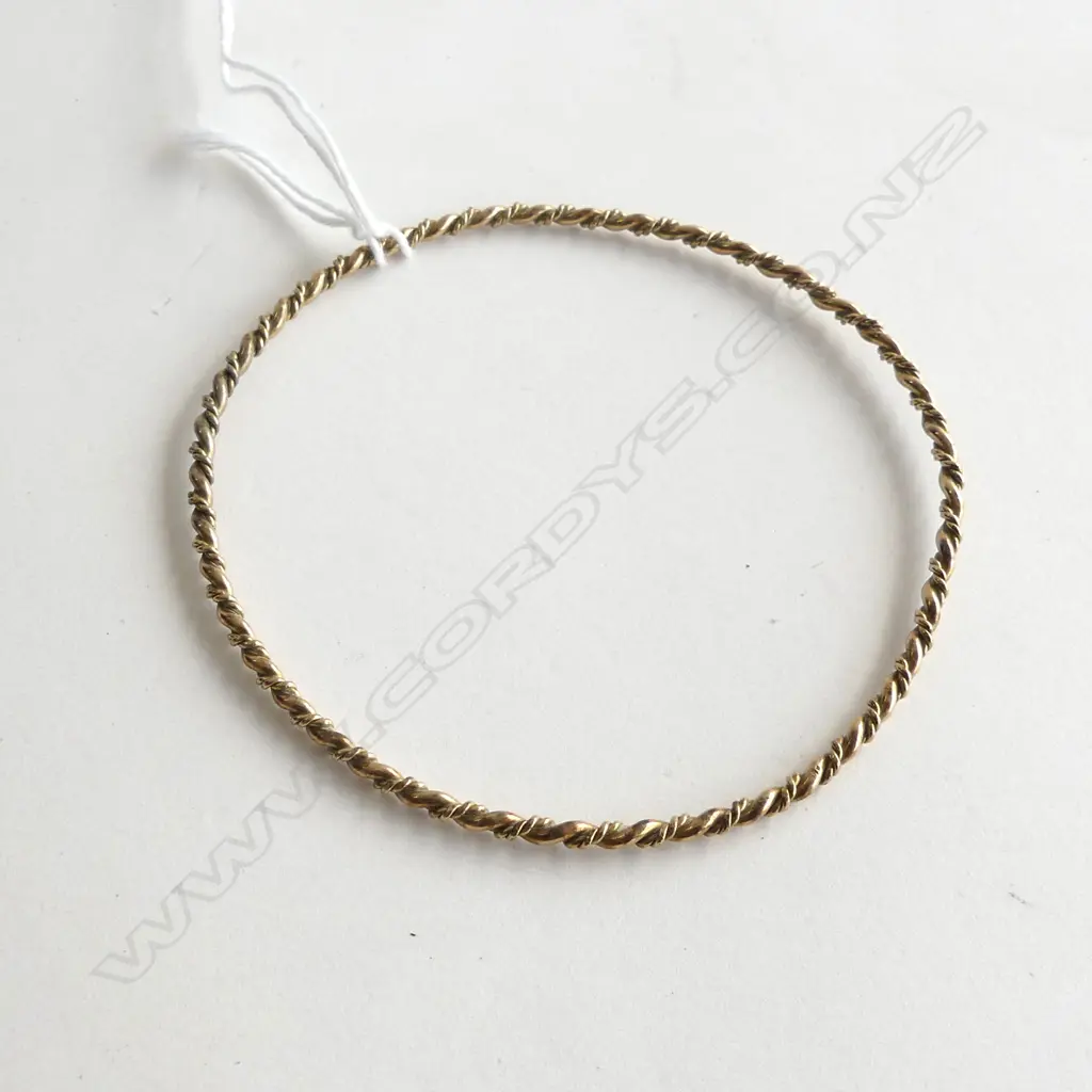 9CT GOLD TWISTED WIRE BANGLE 5.6gms Image 1++