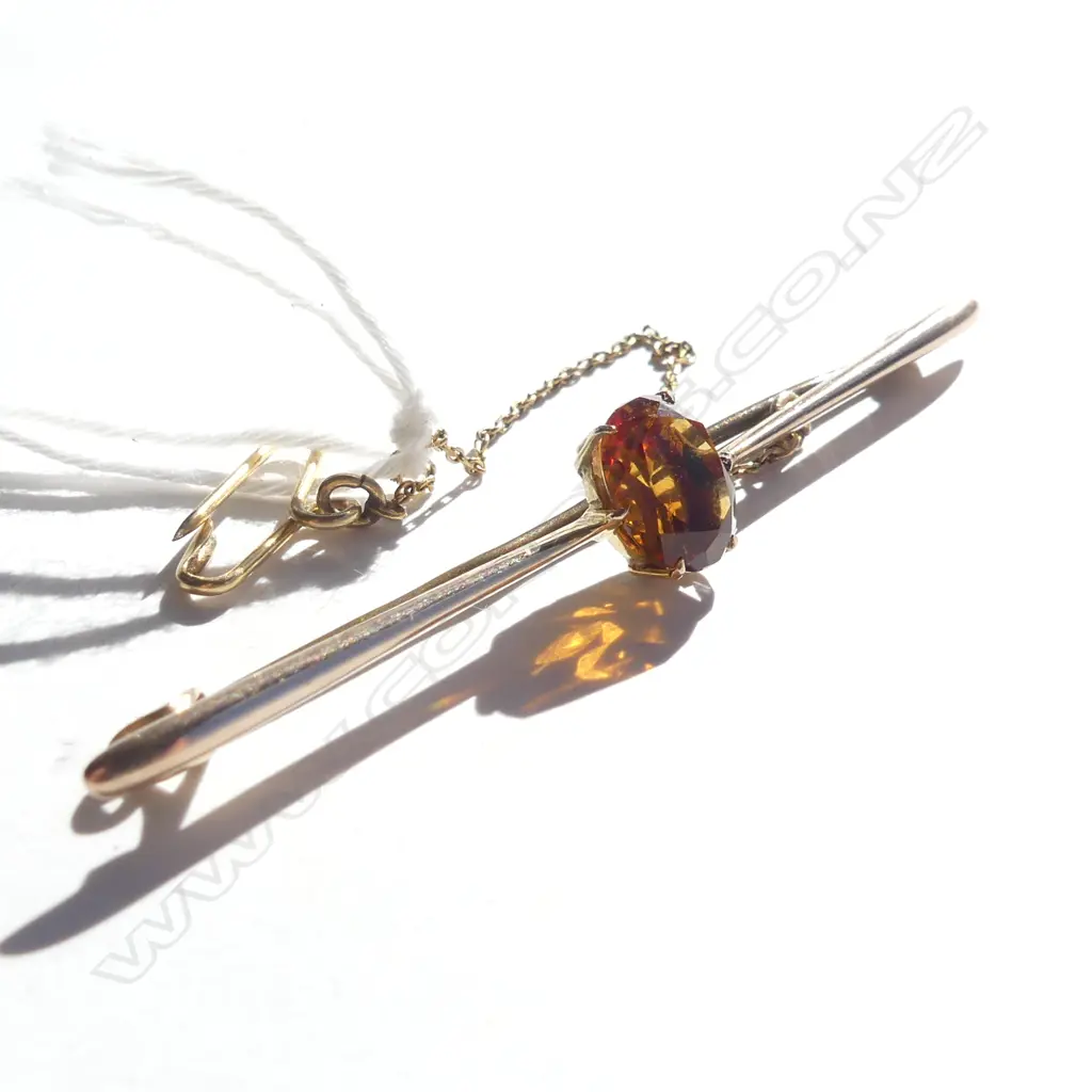 9CT EDW BAR BROOCH AMBER COLOURED STONE 3.15gms **RTV** Image 1++