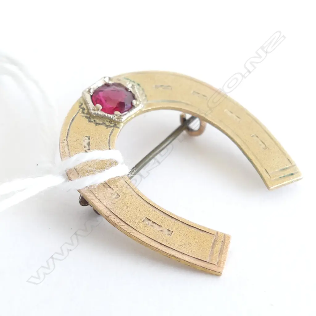 C1900 9CT GOLD LUCKY HORSE SHOE BROOCH 2.5gms Image 1++