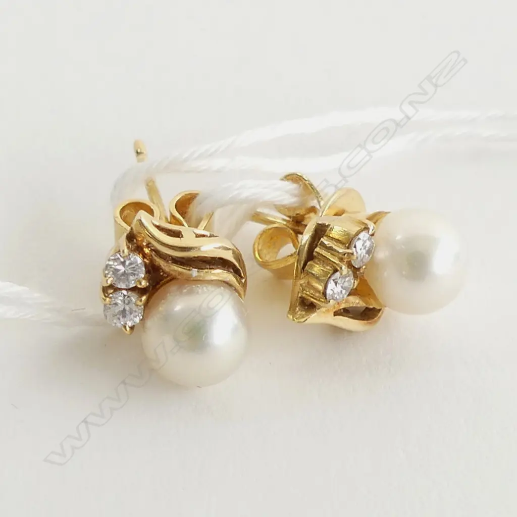 PR 18CT GOLD PEARL & 2 DIAMOND STUD EARRINGS 3.7gms Image 1++