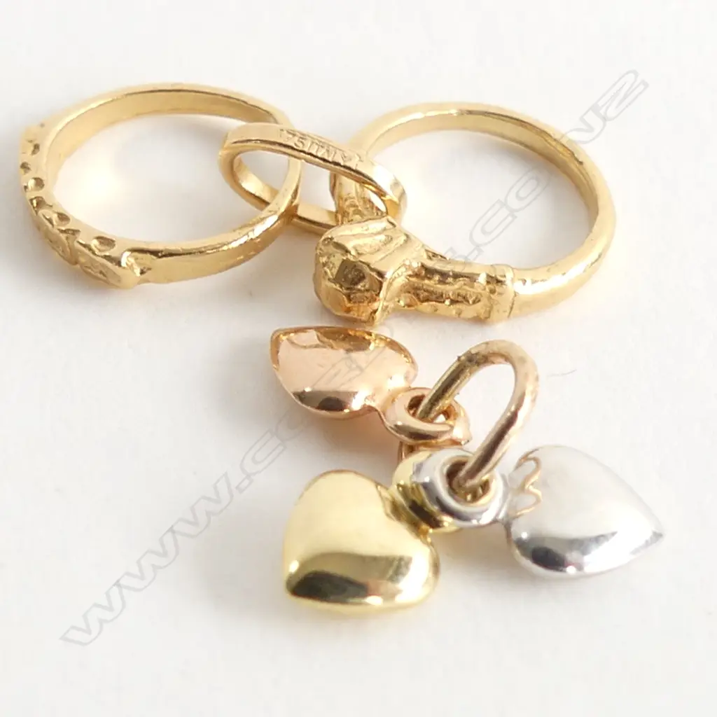 (70) 2 9CT GOLD CHARMS 1.5gm Image 1++