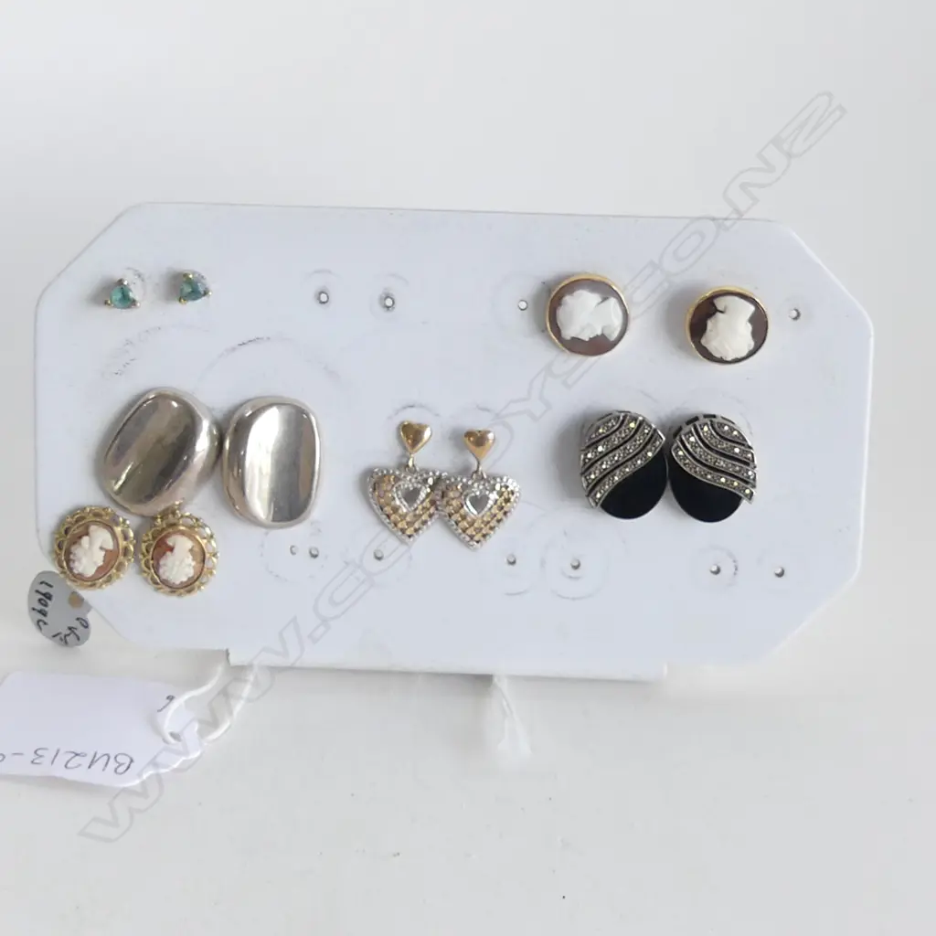 SIX PAIRS OF ASSTD GOLD AND SILVER EARRINGS Image 1++