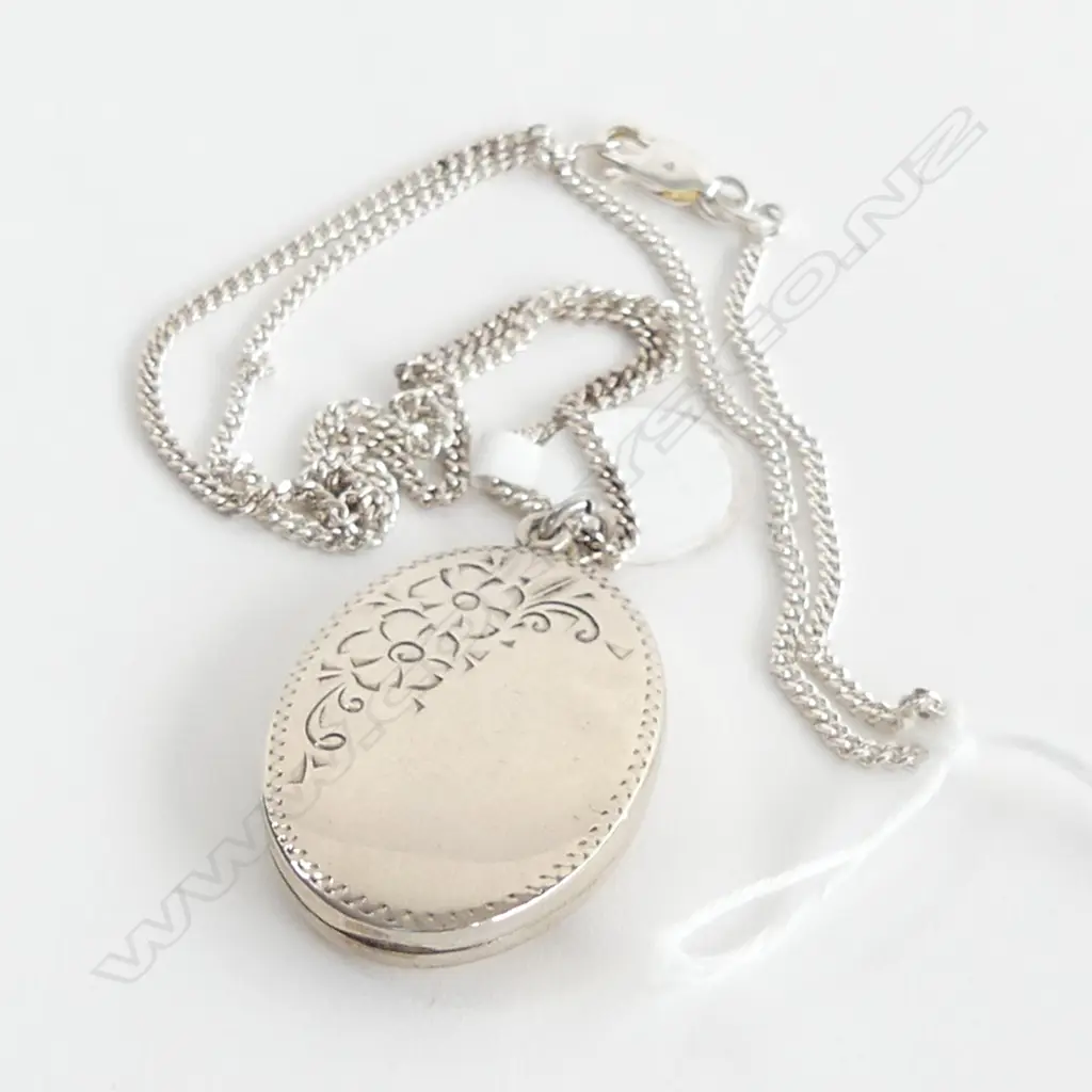 ENGRAVED SILVER LOCKET ON SILVER CHAIN Image 1++