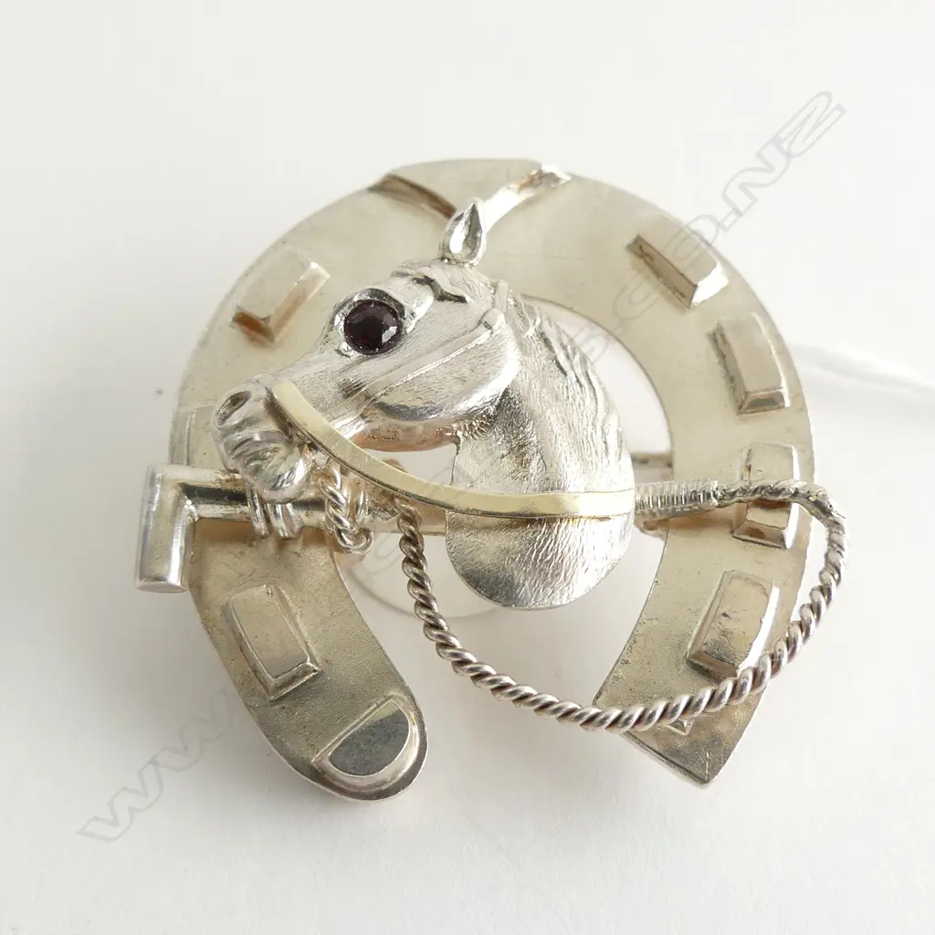 HALLMARKED BIRMINGHAM HORSESHOE BROOCH CAN BE WORN AS A PENDANT W. 9.4gms Image 1++