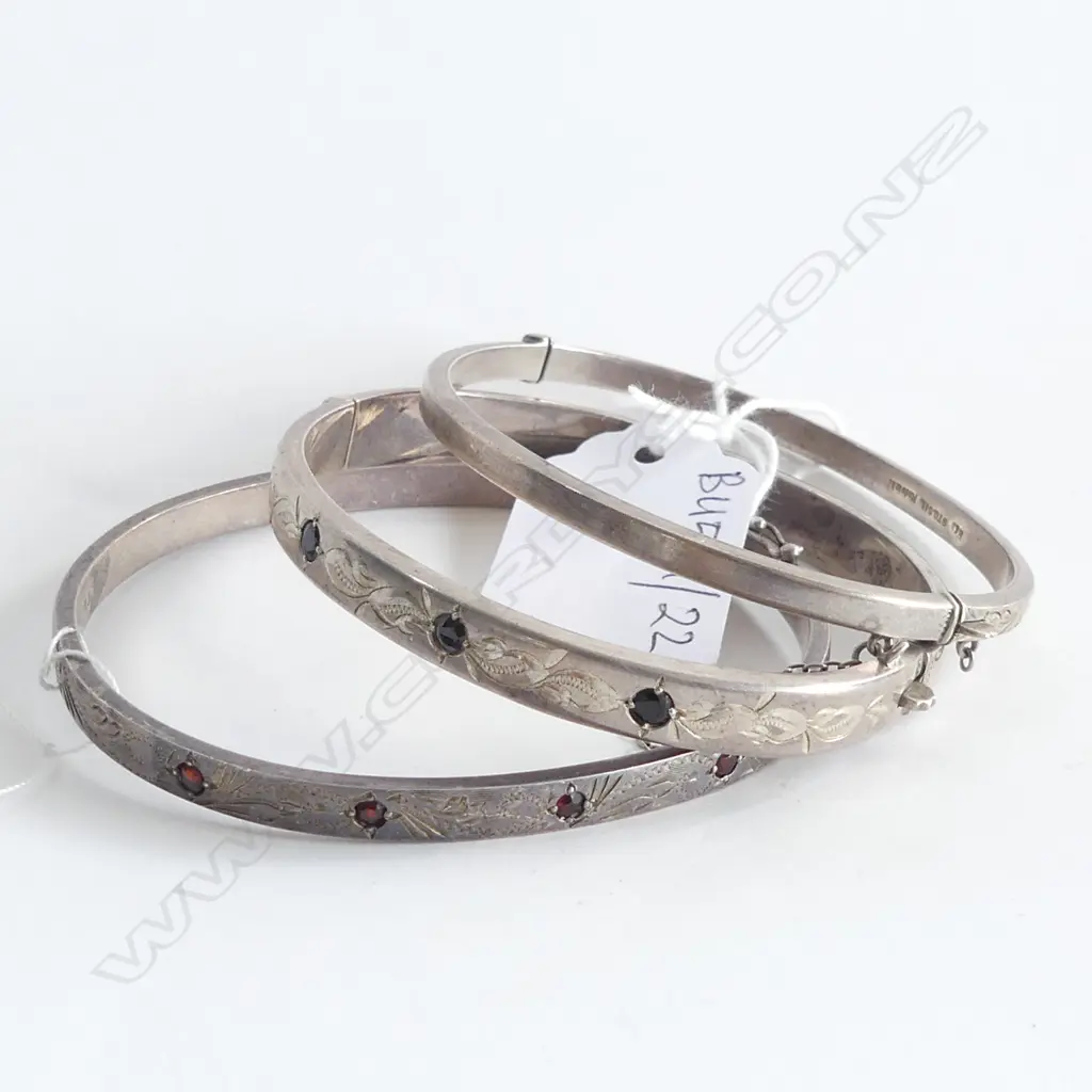 3 925 SILVER BANGLES; 2 w. JEWELS; 41 GRAMS Image 1++