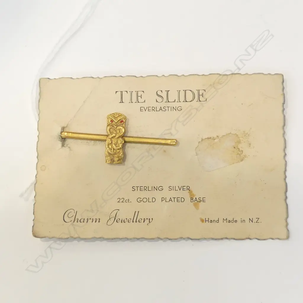 VINTAGE STG SILVER & 22CT GOLD PLATE BASE, MAORI TIKI HAIR SLIDE OR TIE PIN, MADE IN NZ - ON ORIGINAL CARD Image 1++