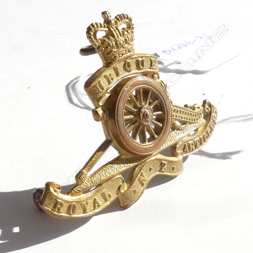 ROYAL NEW ZEALAND ARTILLERY CAP BADGE  Image 1++
