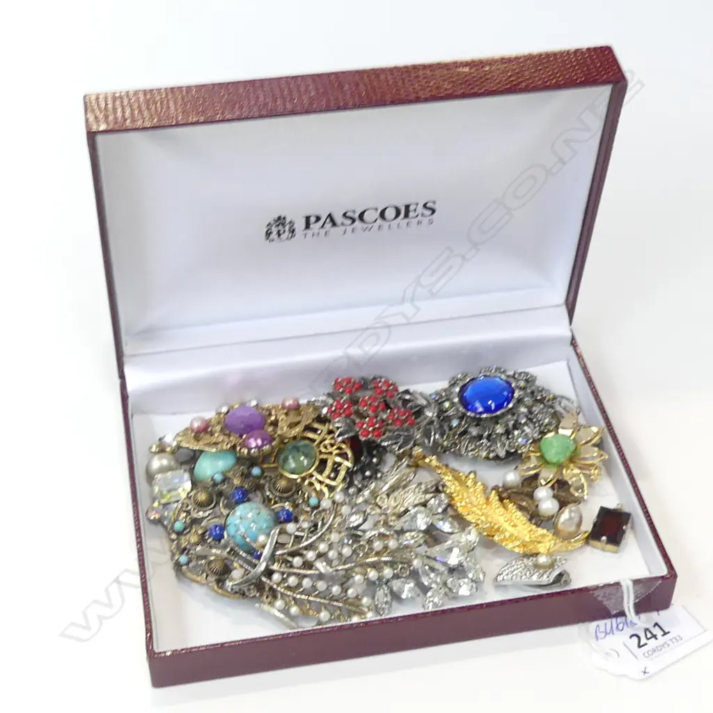 BOX VINTAGE COSTUME BROOCHES COLOURED STONES Image 1++
