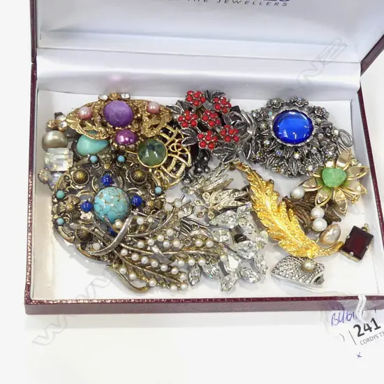 BOX VINTAGE COSTUME BROOCHES COLOURED STONES