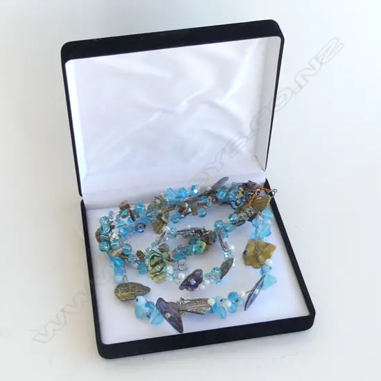 2 PAUA SHELL & GLASS BEAD NECKLACES, ONE WITH MATCHING BRACELET