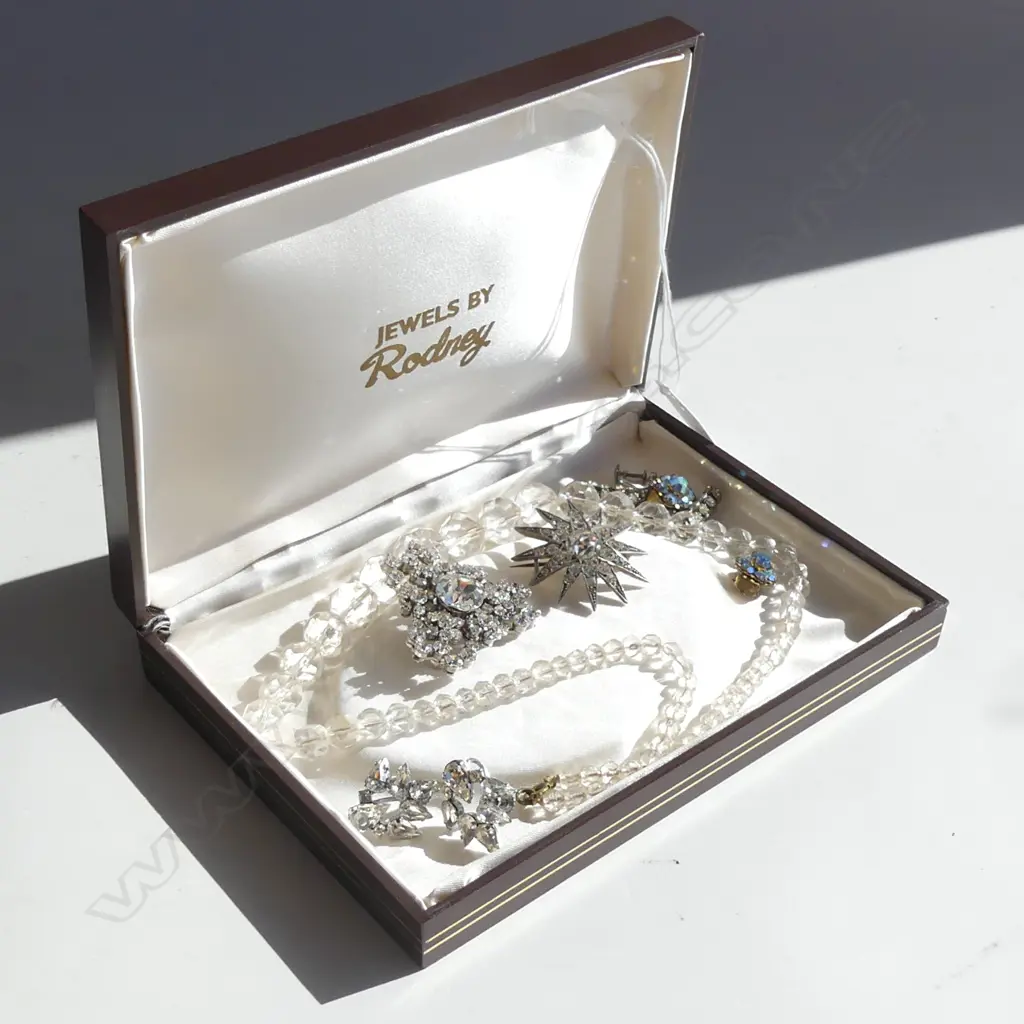 DIAMANTE & CRYSTAL GLASS BEAD JEWELLERY; NECKLACE, 2 BROOCHES & 3 PRS EARRINGS (CLIP & SCREW) Image 1++