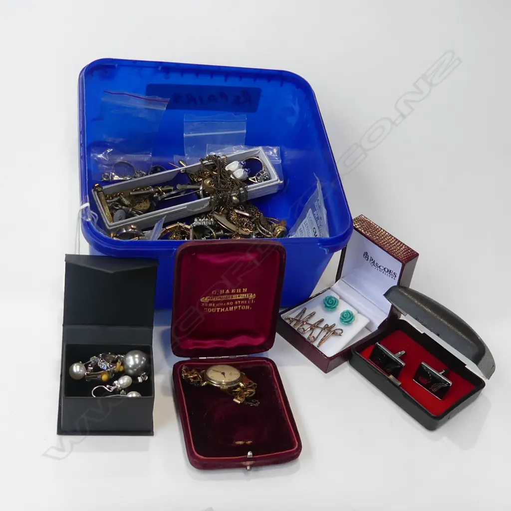 ASST. COSTUME JEWELLERY INCLS ANTIQUE & COLLECTOR PCES Image 1++