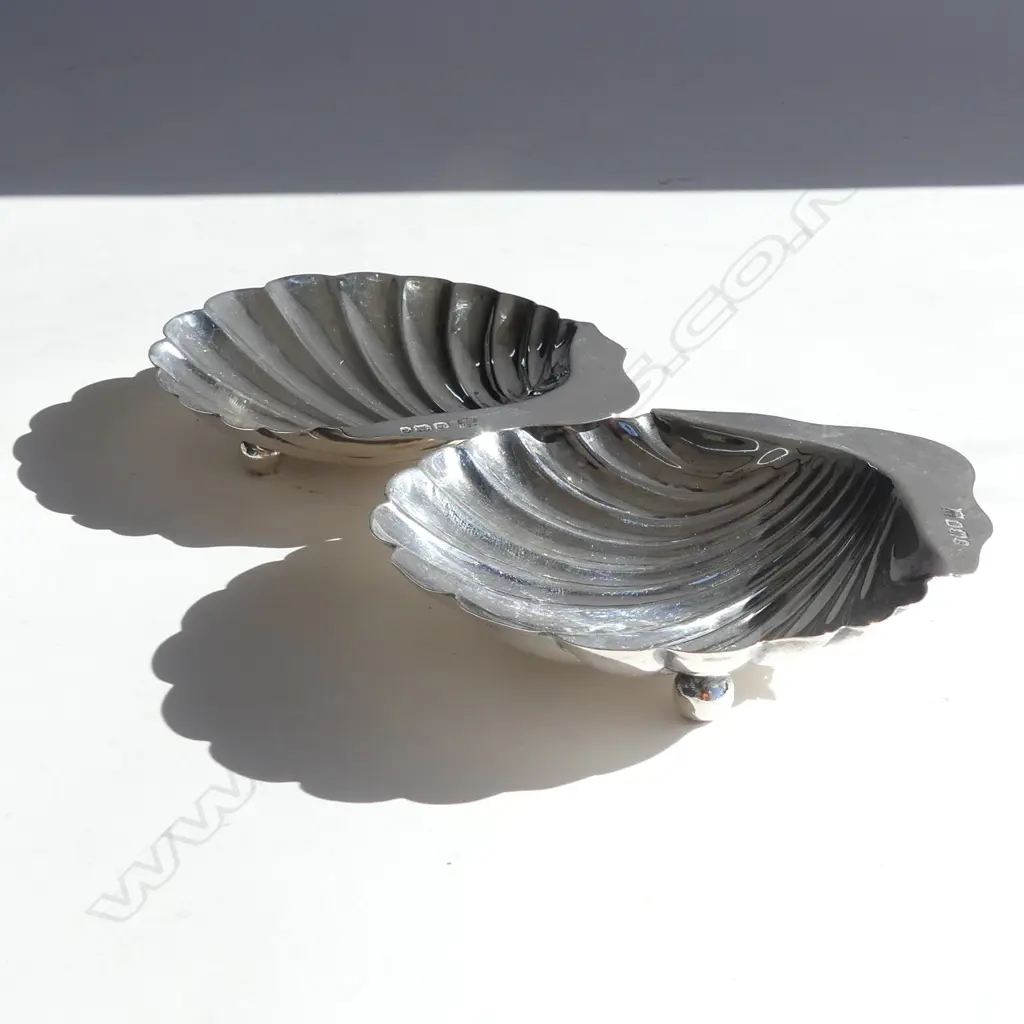 PAIR OF VICTORIAN SILVER SCALLOP SHELLS SHEFFIELD 1895 66gm Image 1++