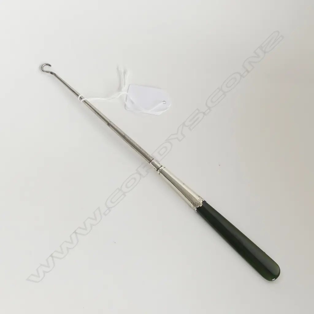 NEW ZEALAND GREENSTONE AND SILVER HANDLED LONG BUTTON HOOK L.250mm Image 1++