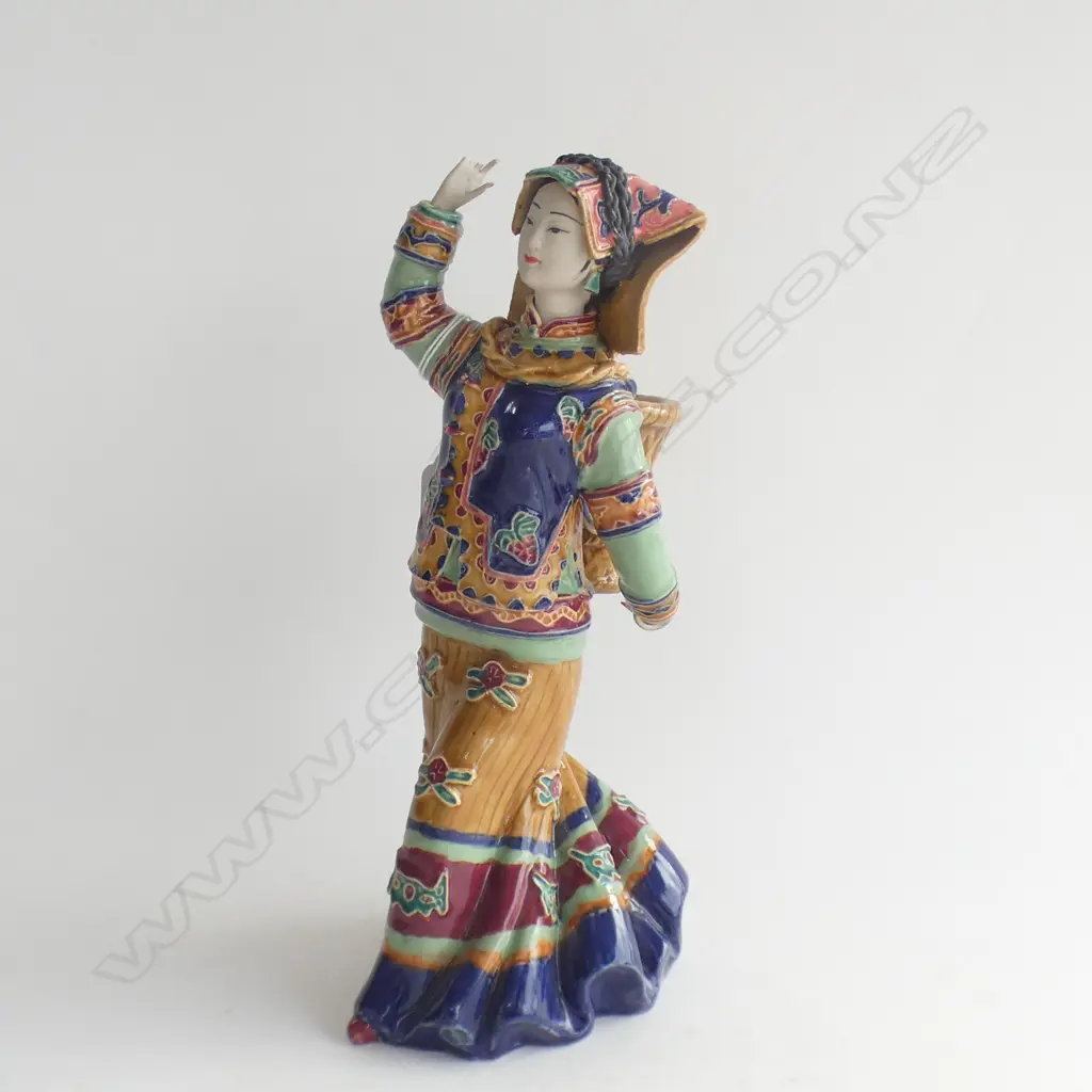 CERAMIC ORIENTAL WOMAN H.260mm fingers missing Image 1++