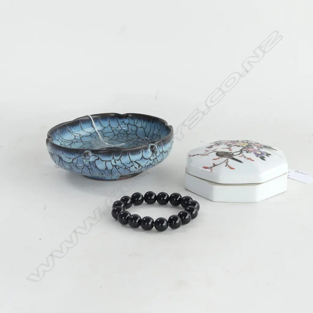 ORIENTAL LIDDED CONTAINER (DIA 100MM) +BLUE POTTERY DISH (DIA 135MM) + PRAYER BEADS  Image 1++
