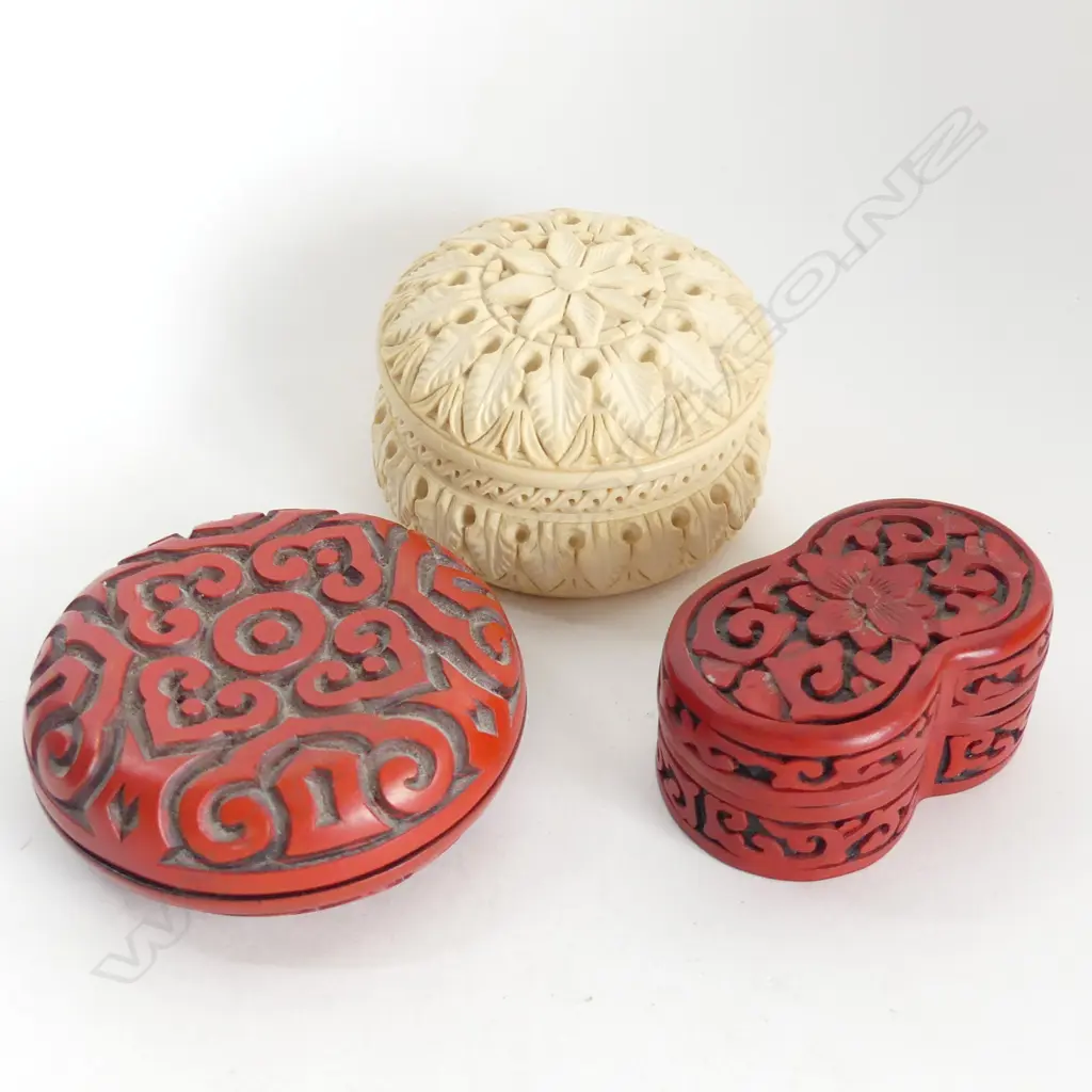 3 SM VINTAGE LIDDED BOXES; ONE MEERSCHAUM (DIA 70MM) & 2 CINEBAR Image 1++