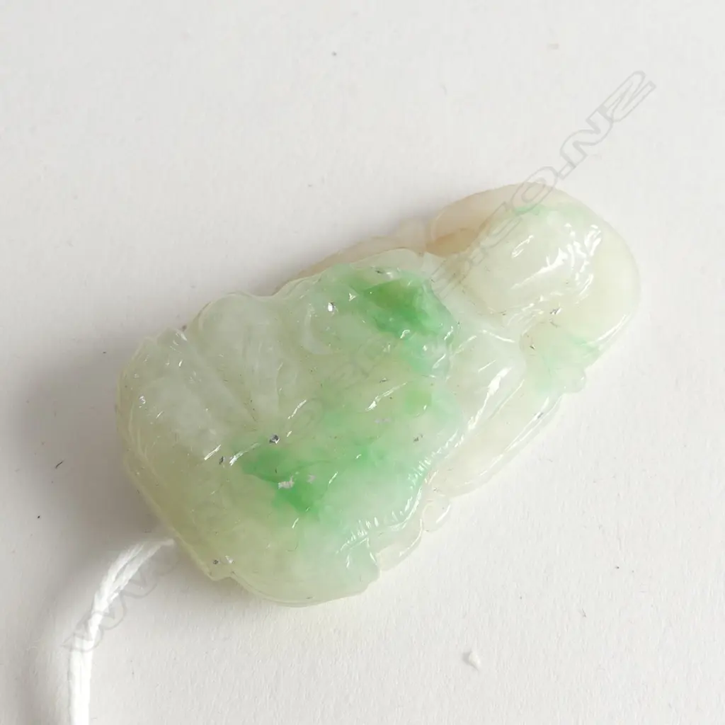 CHINESE PALE JADE BUDDHA PENDANT VIBRANT GREEN HIGHLIGHT Image 1++
