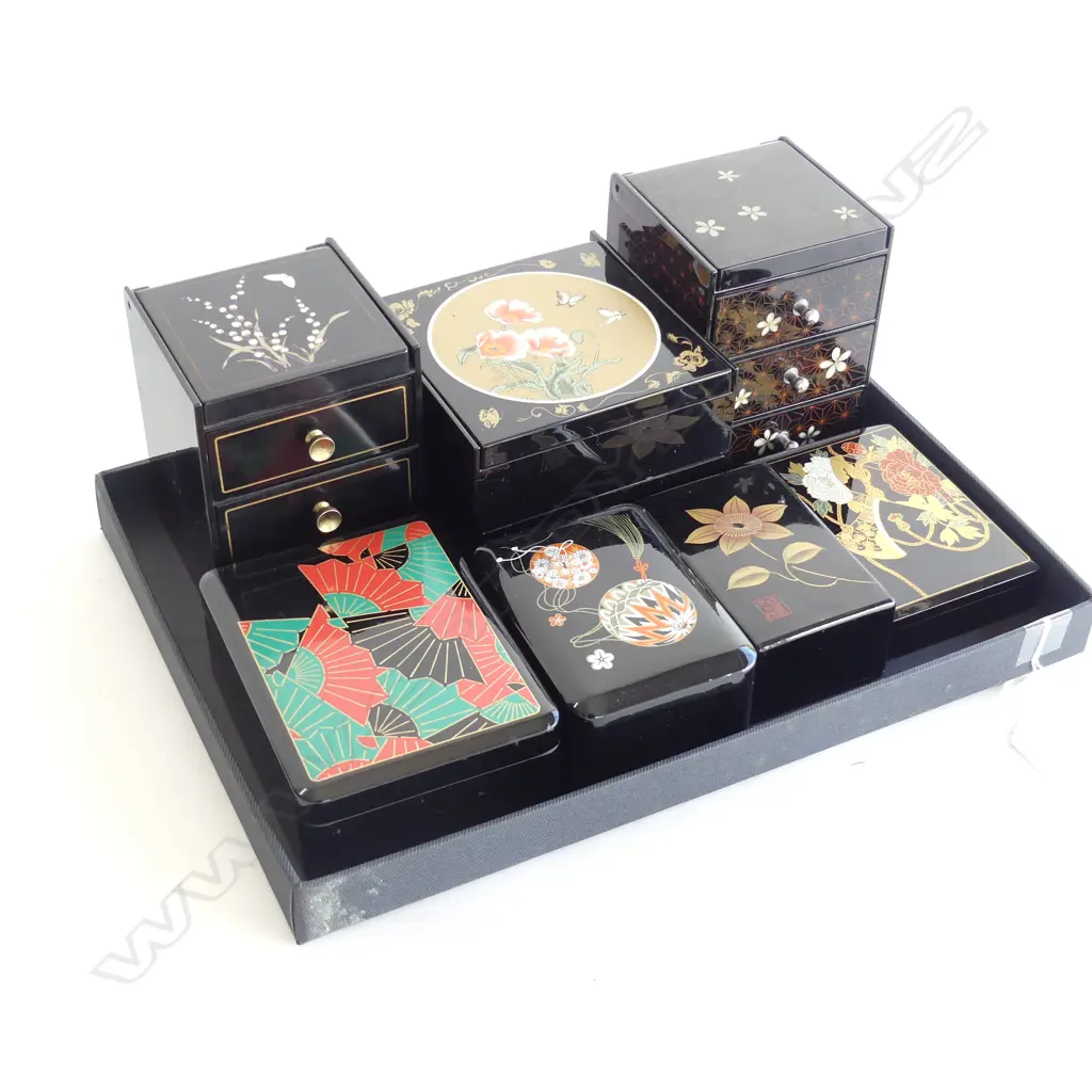 7 ORIENTAL LACQUER CONTAINERS; 3 JEWELLERY, 1 SM TISSUE BOX & 3 LIDDED BOXES. Image 1++
